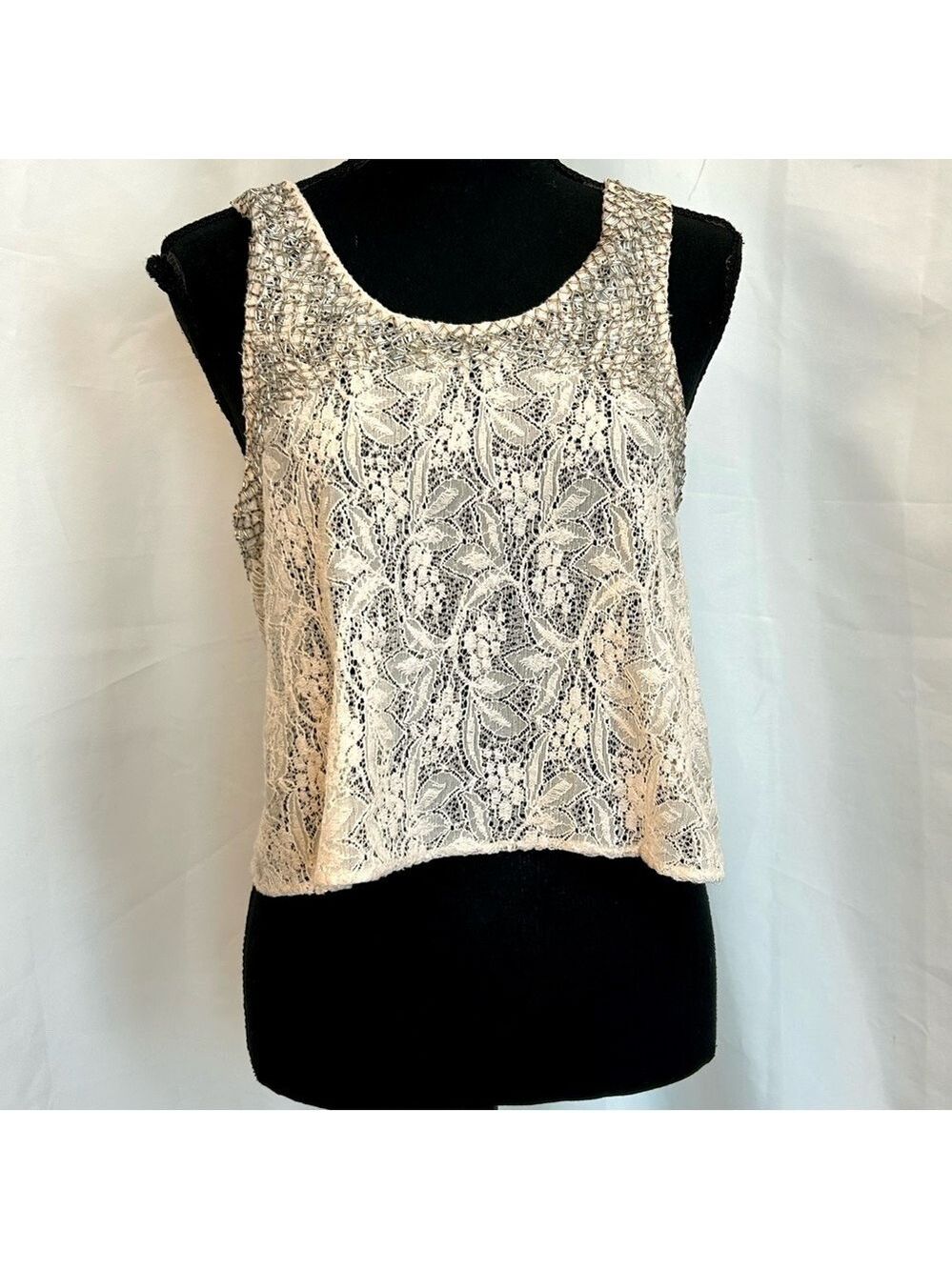 Astr the label blush pink silver beaded lace crop tank Sz M